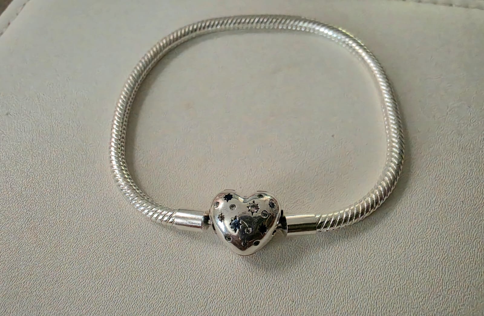 Pulsera de plata con broche de corazón